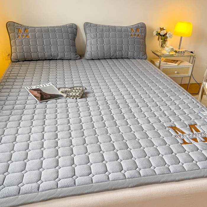 91家纺网 家纺一手货源 找家纺 慕尚家纺 2025新款牛奶绒夹棉宽边工艺系列床垫三件套-吉米 床垫吉米-银灰