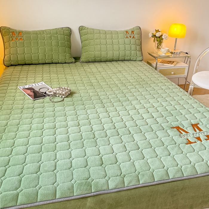 91家纺网 家纺一手货源 找家纺 慕尚家纺 2025新款牛奶绒夹棉宽边工艺系列床笠三件套-吉米 床笠吉米-草绿