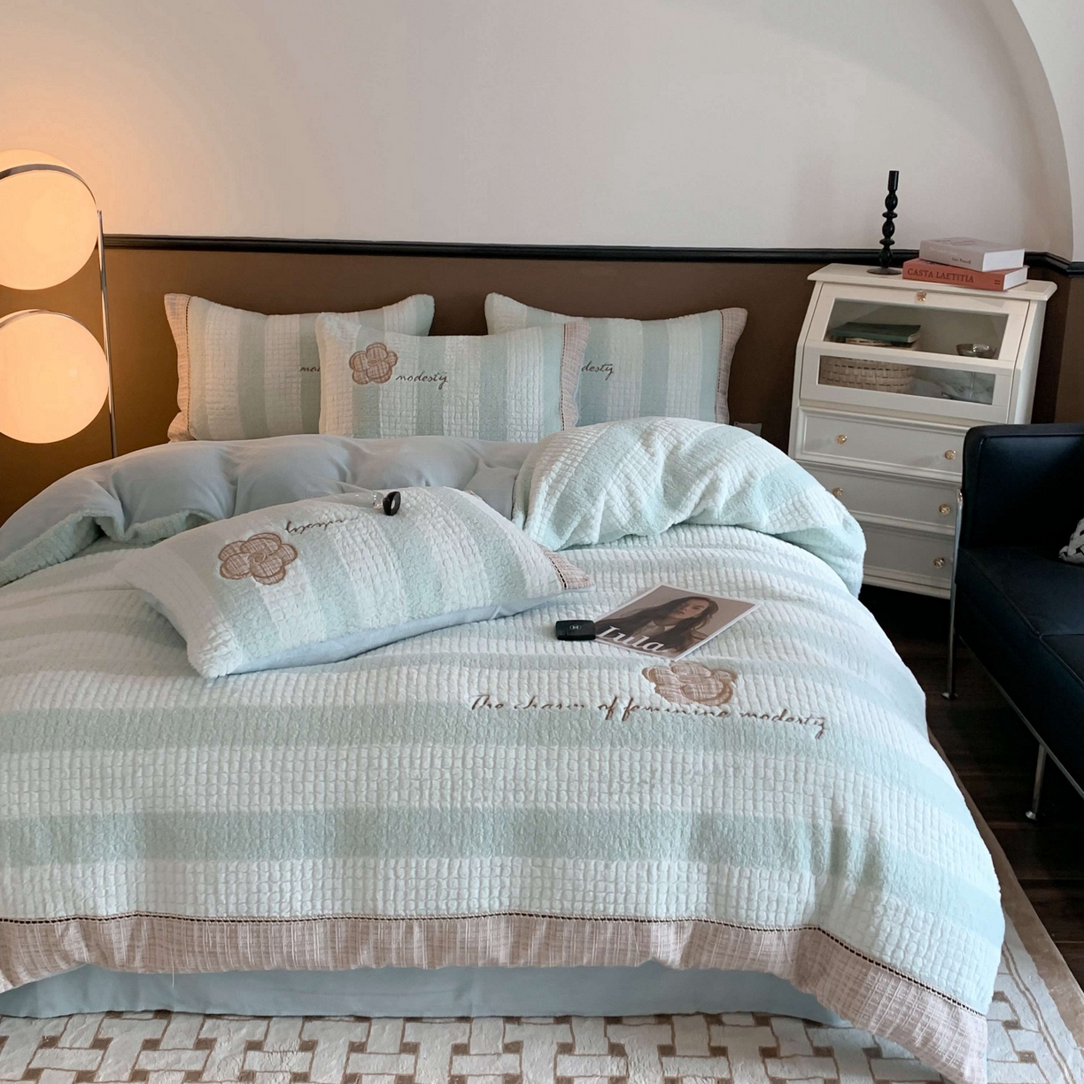 91家纺网 家纺一手货源 找家纺 蜜柚 2024新款牛奶绒兔绒月亮绒高克重山茶花小香风贴布绣四件套 山茶花之恋-清新绿