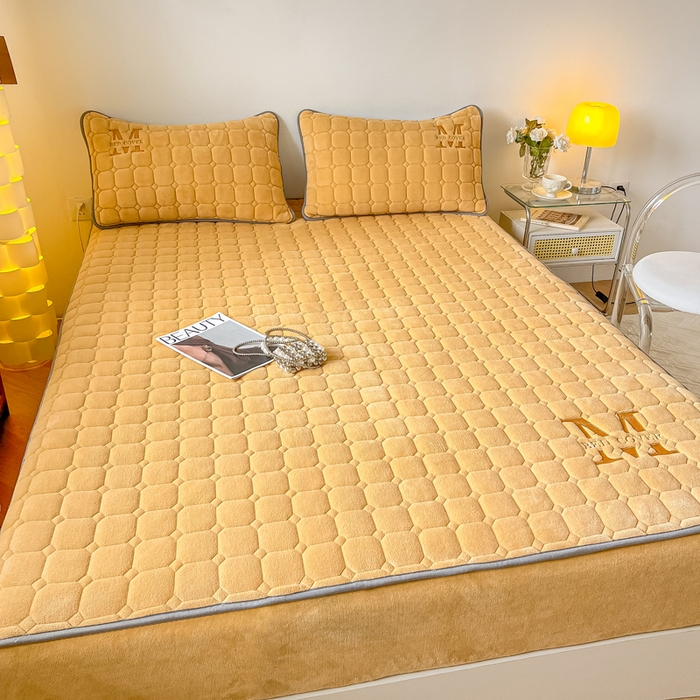 91家纺网 家纺一手货源 找家纺 慕尚家纺 2025新款牛奶绒夹棉宽边工艺系列床笠三件套-吉米 床笠吉米-深姜黄