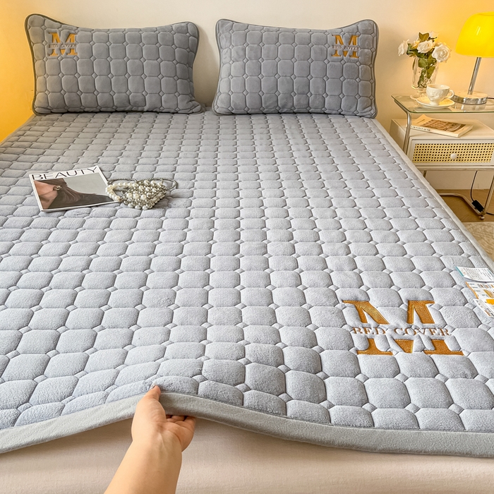 91家纺网 家纺一手货源 找家纺 慕尚家纺 2025新款牛奶绒夹棉宽边工艺系列床垫三件套-吉米 床垫吉米-银灰