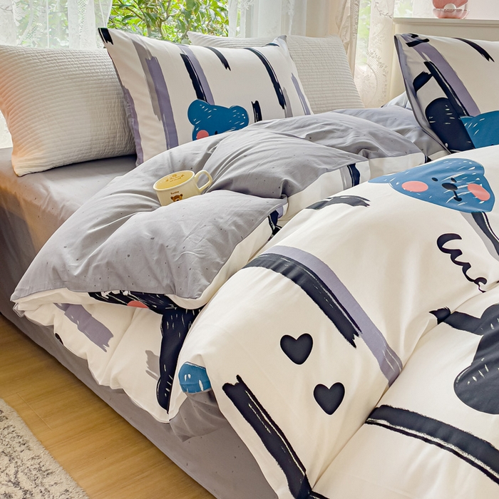 91家纺网 家纺一手货源 找家纺 感遇家纺 2023新款全棉印花四件套 黑条小熊