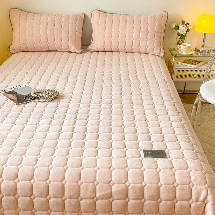 91家纺网 家纺一手货源 找家纺 慕尚家纺 2025新款牛奶绒夹棉宽边工艺系列床盖三件套-吉米 床盖吉米-嫩粉