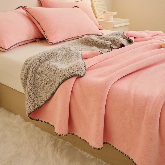 91家纺网 家纺一手货源 找家纺 21度C 2023新款云朵贝壳纯色牛奶绒+羊驼绒双层加厚复合毯 贝壳-浅粉