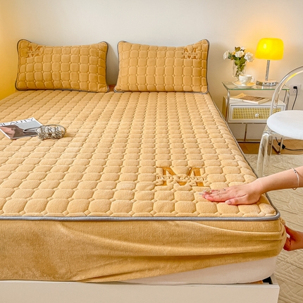 91家纺网 家纺一手货源 找家纺 （总）慕尚家纺 2025新款牛奶绒夹棉宽边工艺系列床笠三件套-吉米