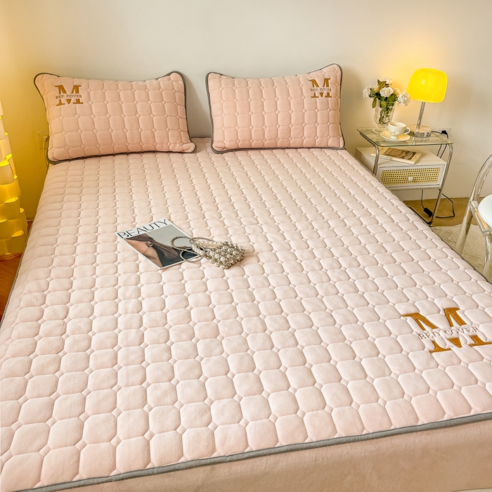 91家纺网 家纺一手货源 找家纺 慕尚家纺 2025新款牛奶绒夹棉宽边工艺系列床笠三件套-吉米 床笠吉米-嫩粉