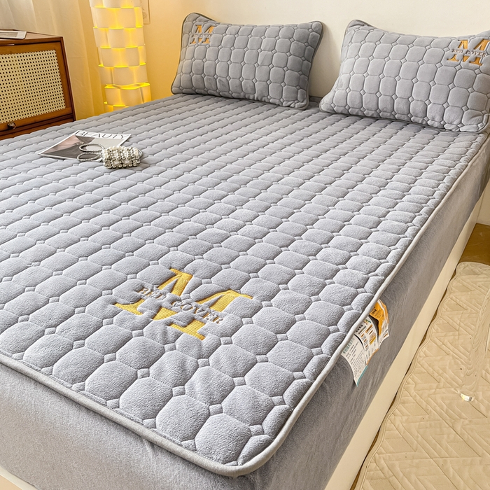 91家纺网 家纺一手货源 找家纺 慕尚家纺 2025新款牛奶绒夹棉宽边工艺系列床笠三件套-吉米 床笠吉米-银灰