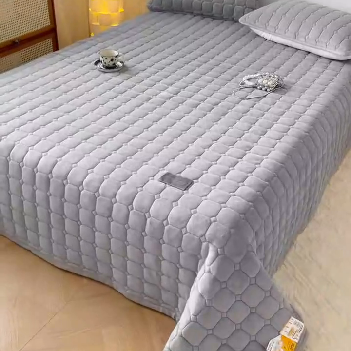 91家纺网 家纺一手货源 找家纺 慕尚家纺 2025新款牛奶绒夹棉宽边工艺系列床盖三件套-吉米 床盖吉米-银灰