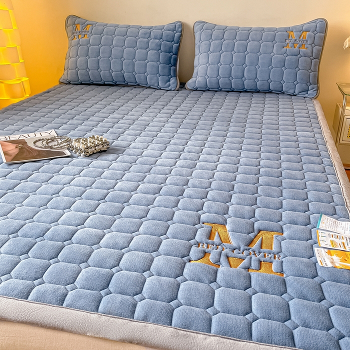 91家纺网 家纺一手货源 找家纺 慕尚家纺 2025新款牛奶绒夹棉宽边工艺系列床垫三件套-吉米 床垫吉米-深蓝