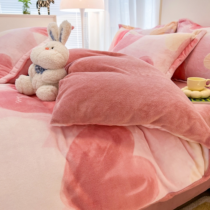 91家纺网 家纺一手货源 找家纺 寐居家纺 2023小清新印花牛奶绒四件套 爱心泡泡