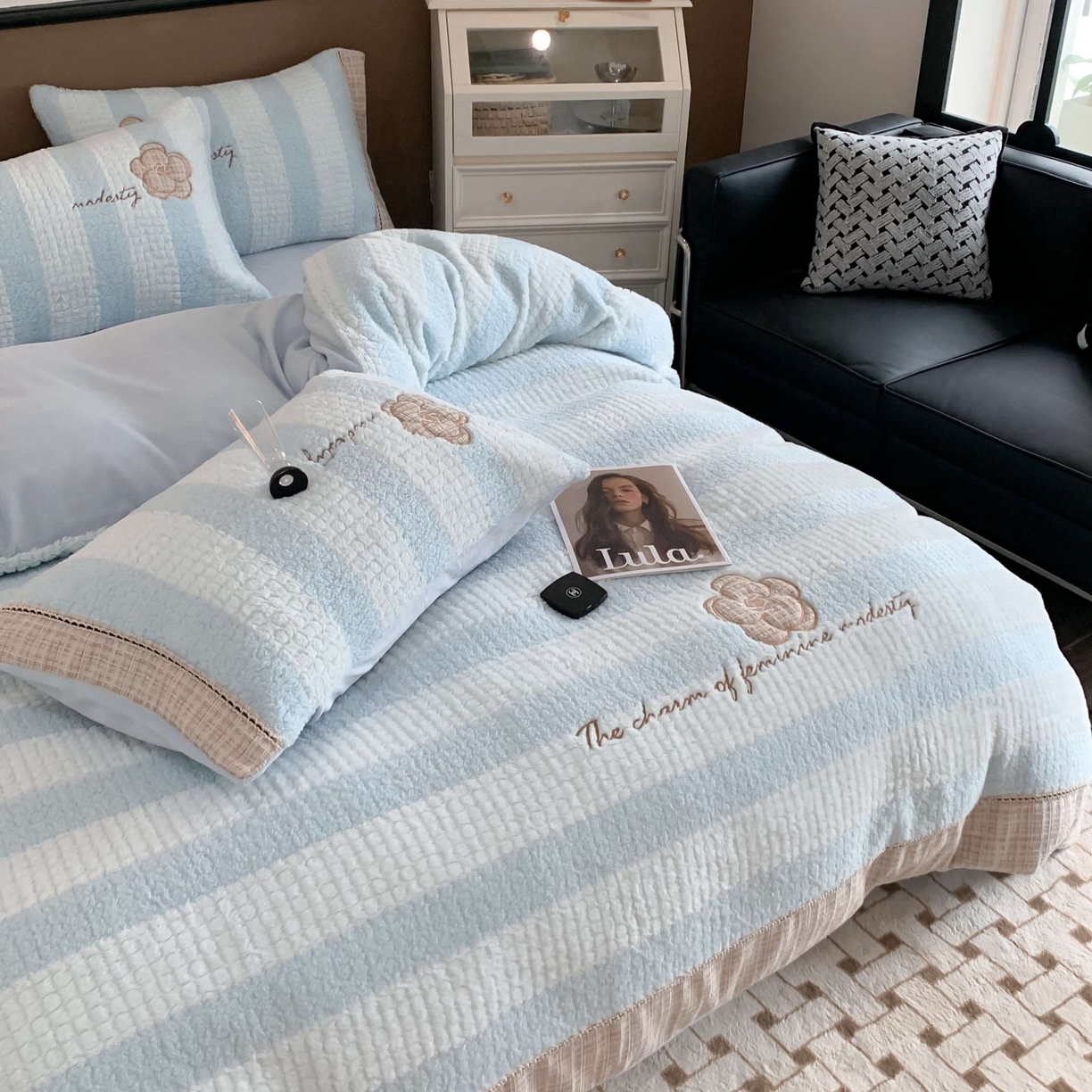 91家纺网 家纺一手货源 找家纺 蜜柚 2024新款牛奶绒兔绒月亮绒高克重山茶花小香风贴布绣四件套 山茶花之恋-水蓝