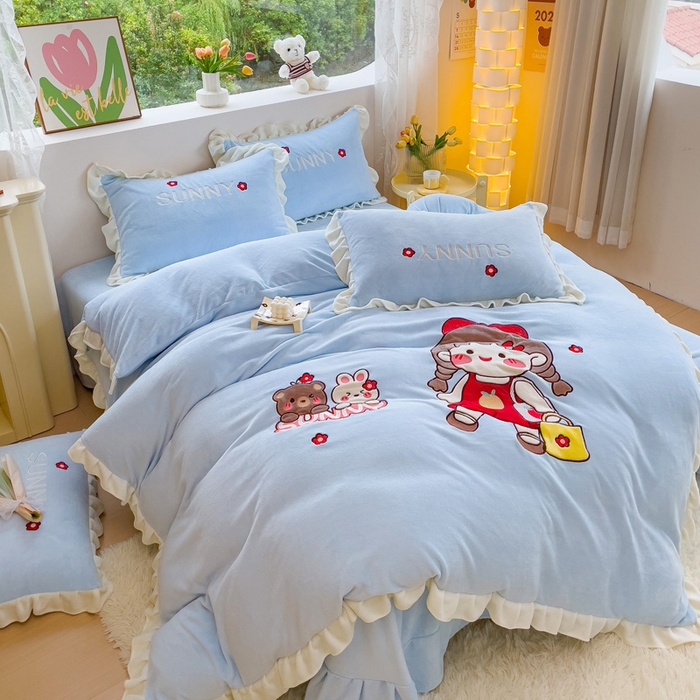 91家纺网 家纺一手货源 找家纺 宜家坊 2023秋冬新款A类全消光230克韩版牛奶绒贴布绣卡通款四件套--梦幻女孩 梦幻女孩-天空蓝