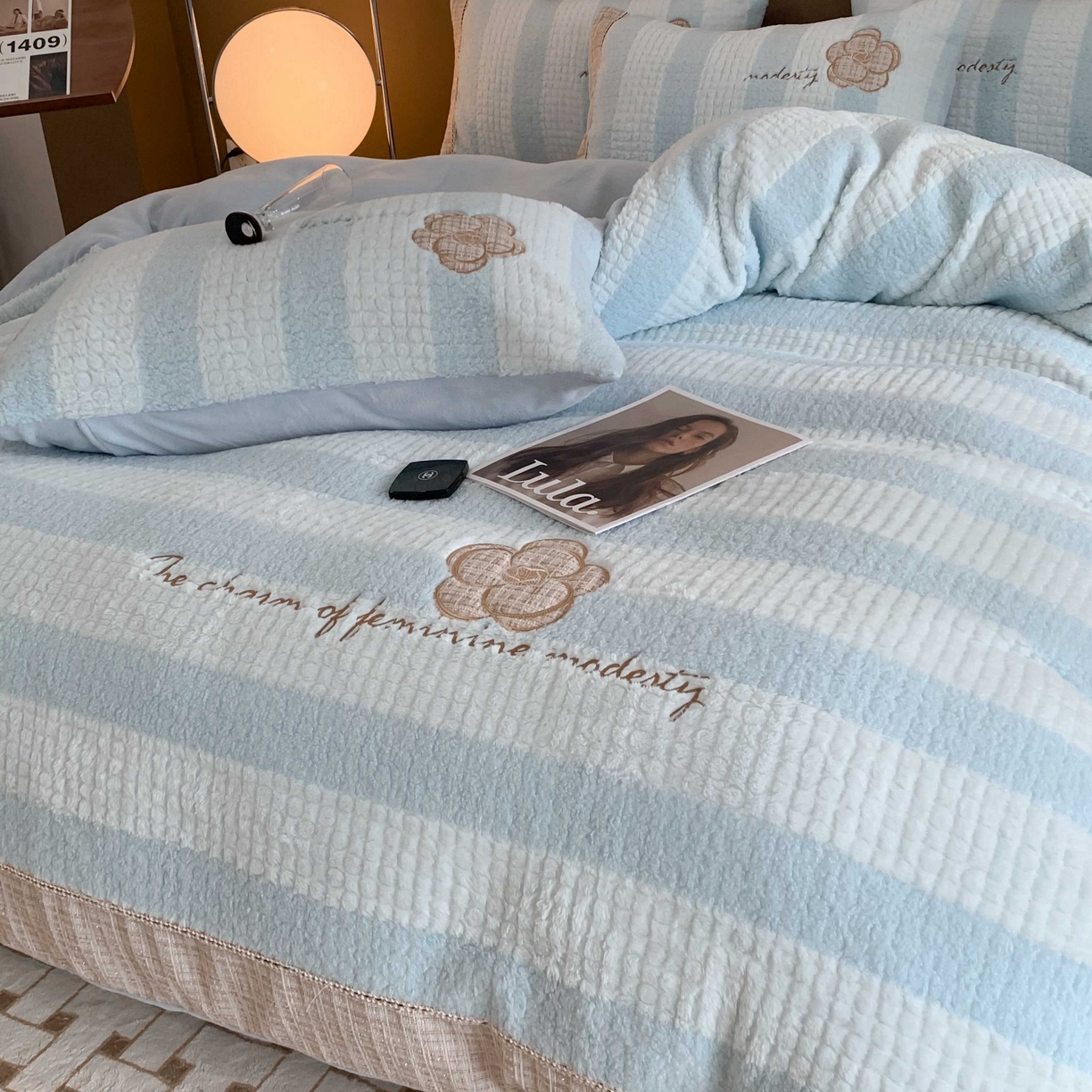 91家纺网 家纺一手货源 找家纺 蜜柚 2024新款牛奶绒兔绒月亮绒高克重山茶花小香风贴布绣四件套 山茶花之恋-水蓝