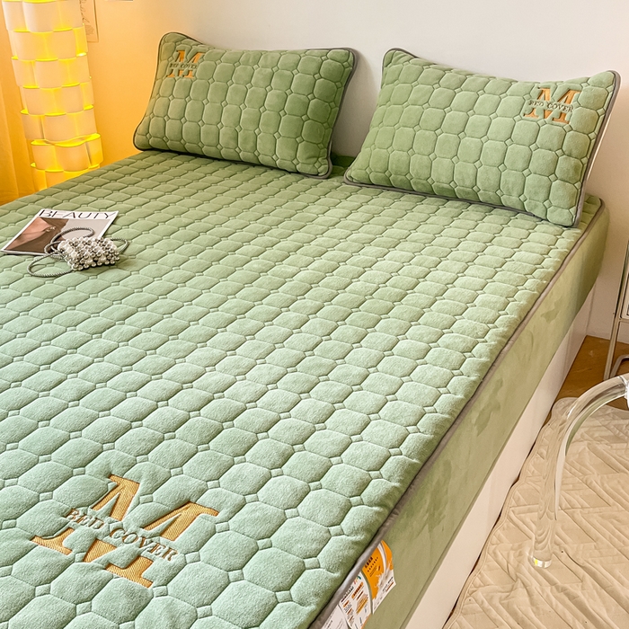 91家纺网 家纺一手货源 找家纺 慕尚家纺 2025新款牛奶绒夹棉宽边工艺系列床笠三件套-吉米 床笠吉米-草绿