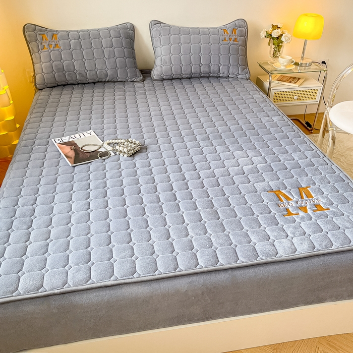 91家纺网 家纺一手货源 找家纺 慕尚家纺 2025新款牛奶绒夹棉宽边工艺系列床笠三件套-吉米 床笠吉米-银灰