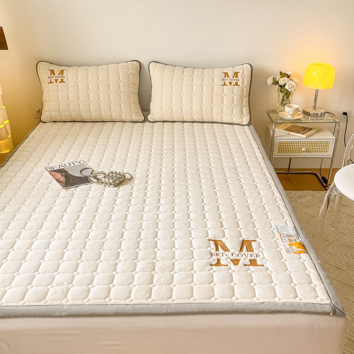 91家纺网 家纺一手货源 找家纺 慕尚家纺 2025新款牛奶绒夹棉宽边工艺系列床垫三件套-吉米 床垫吉米-象牙白