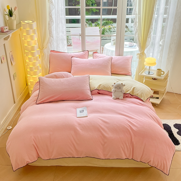 91家纺网 家纺一手货源 找家纺 眠帛 2023新款纯色混搭牛奶绒贝壳边保暖四件套 奶油粉奶黄