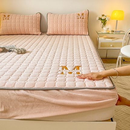 91家纺网 家纺一手货源 找家纺 （总）慕尚家纺 2025新款牛奶绒夹棉宽边工艺系列床笠三件套-吉米