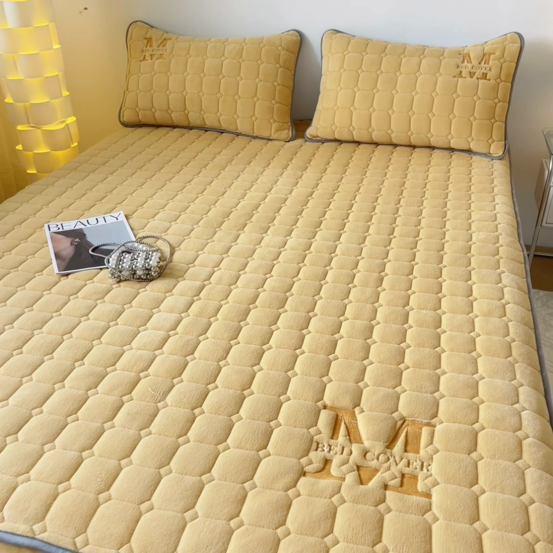 91家纺网 家纺一手货源 找家纺 慕尚家纺 2025新款牛奶绒夹棉宽边工艺系列床笠三件套-吉米 床笠吉米-深姜黄