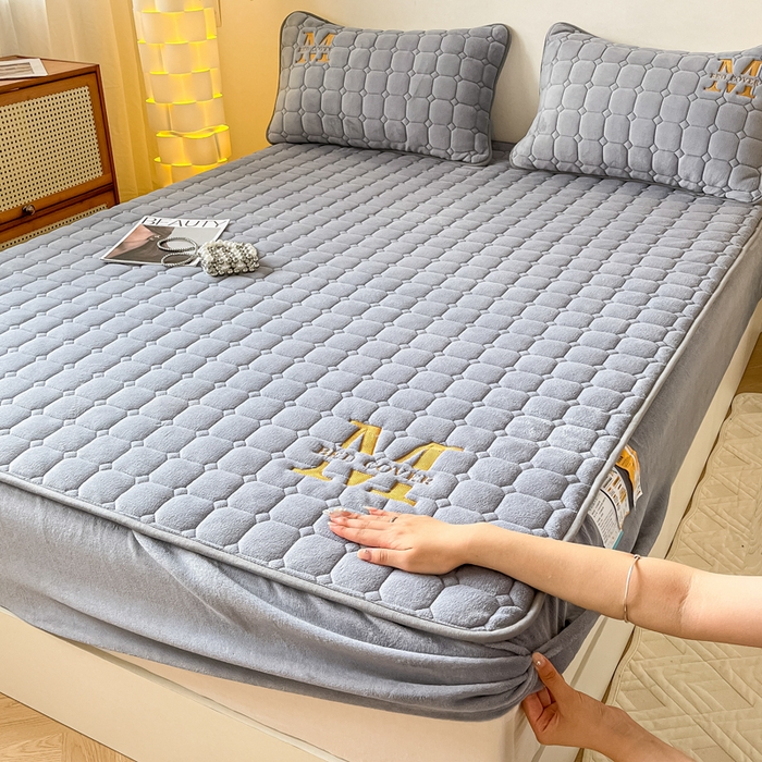 91家纺网 家纺一手货源 找家纺 慕尚家纺 2025新款牛奶绒夹棉宽边工艺系列床笠三件套-吉米 床笠吉米-银灰