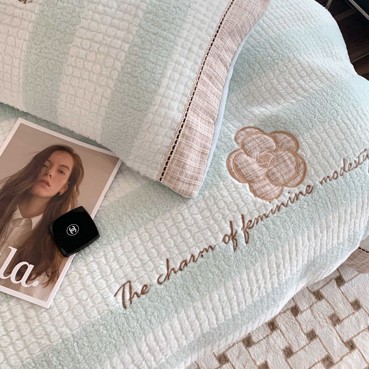 91家纺网 家纺一手货源 找家纺 蜜柚 2024新款牛奶绒兔绒月亮绒高克重山茶花小香风贴布绣四件套 山茶花之恋-清新绿