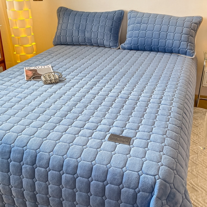 91家纺网 家纺一手货源 找家纺 慕尚家纺 2025新款牛奶绒夹棉宽边工艺系列床盖三件套-吉米 床盖吉米-深蓝