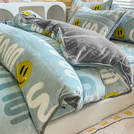 91家纺网 家纺一手货源 找家纺 卡伦家纺 2025新款A类牛奶绒印花被套 创造梦想家