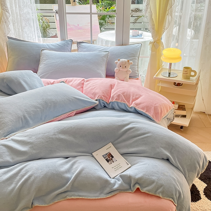 91家纺网 家纺一手货源 找家纺 眠帛 2023新款纯色混搭牛奶绒贝壳边保暖四件套 天空蓝奶油粉