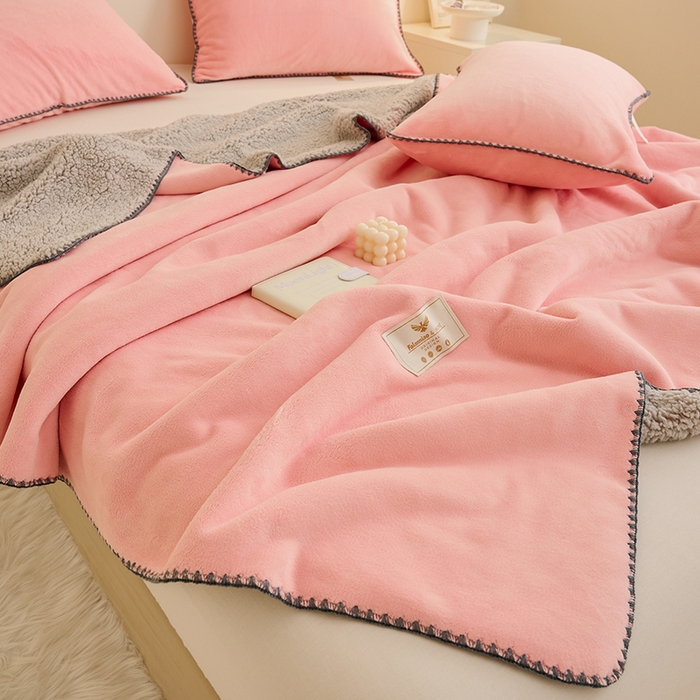 91家纺网 家纺一手货源 找家纺 21度C 2023新款云朵贝壳纯色牛奶绒+羊驼绒双层加厚复合毯 贝壳-浅粉