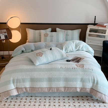 91家纺网 家纺一手货源 找家纺 蜜柚 2024新款牛奶绒兔绒月亮绒高克重山茶花小香风贴布绣四件套 山茶花之恋-清新绿