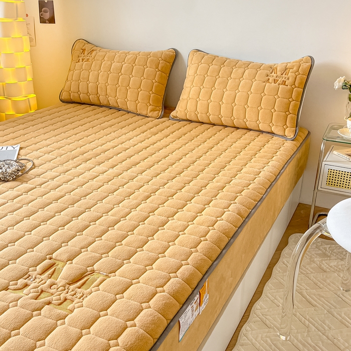 91家纺网 家纺一手货源 找家纺 慕尚家纺 2025新款牛奶绒夹棉宽边工艺系列床笠三件套-吉米 床笠吉米-深姜黄