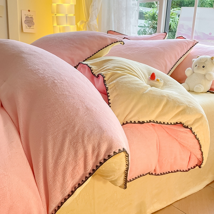 91家纺网 家纺一手货源 找家纺 眠帛 2023新款纯色混搭牛奶绒贝壳边保暖四件套 奶油粉奶黄