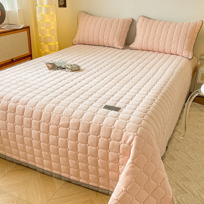 91家纺网 家纺一手货源 找家纺 慕尚家纺 2025新款牛奶绒夹棉宽边工艺系列床盖三件套-吉米 床盖吉米-嫩粉