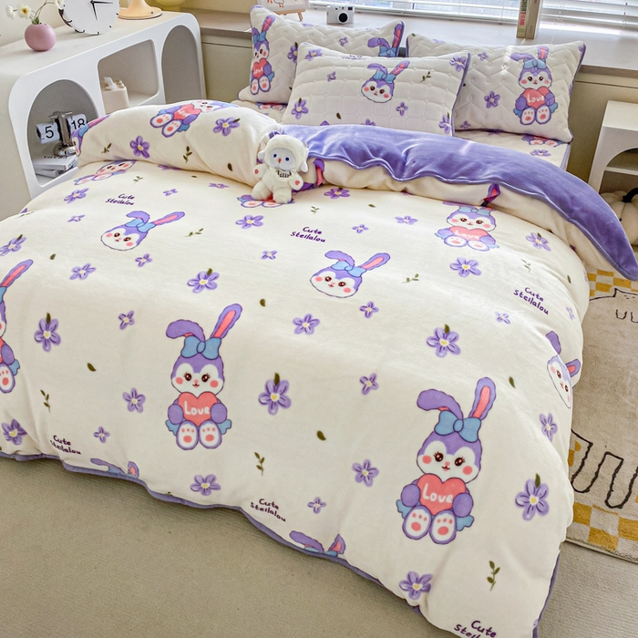 91家纺网 家纺一手货源 找家纺 卡伦家纺 2025新款A类牛奶绒印花被套 星梦露