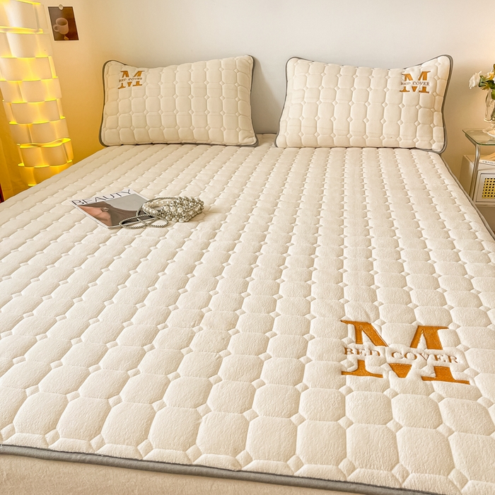 91家纺网 家纺一手货源 找家纺 慕尚家纺 2025新款牛奶绒夹棉宽边工艺系列床笠三件套-吉米 床笠吉米-象牙白