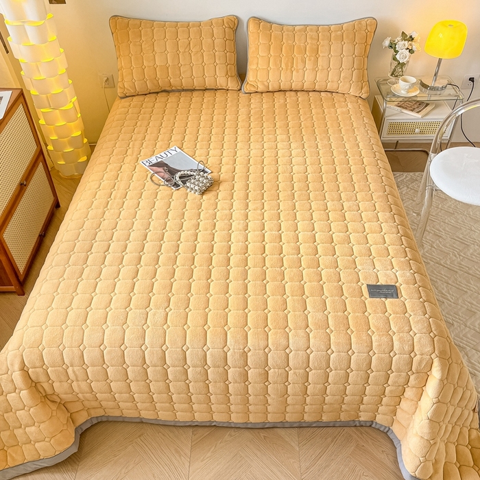 91家纺网 家纺一手货源 找家纺 慕尚家纺 2025新款牛奶绒夹棉宽边工艺系列床盖三件套-吉米 床盖吉米-深姜黄