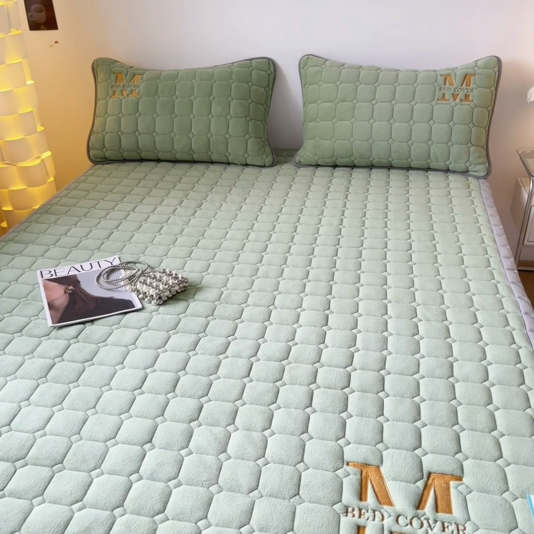 91家纺网 家纺一手货源 找家纺 慕尚家纺 2025新款牛奶绒夹棉宽边工艺系列床垫三件套-吉米 床垫吉米-草绿