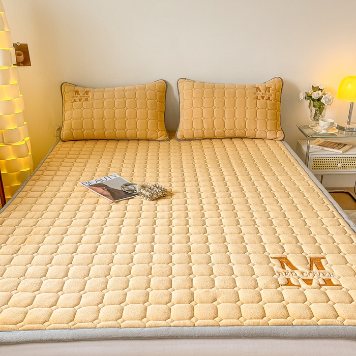 91家纺网 家纺一手货源 找家纺 慕尚家纺 2025新款牛奶绒夹棉宽边工艺系列床垫三件套-吉米 床垫吉米-深姜黄