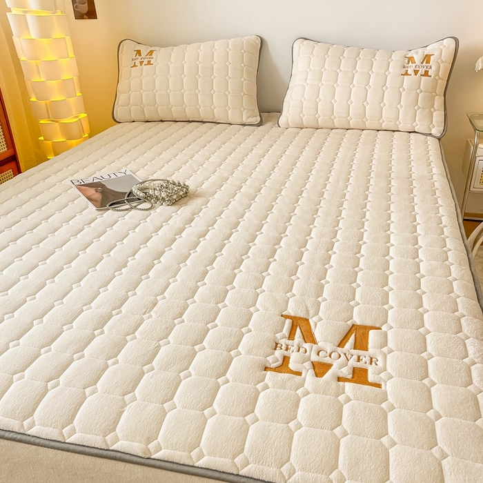 91家纺网 家纺一手货源 找家纺 慕尚家纺 2025新款牛奶绒夹棉宽边工艺系列床笠三件套-吉米 床笠吉米-象牙白