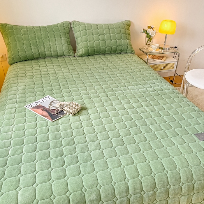 91家纺网 家纺一手货源 找家纺 慕尚家纺 2025新款牛奶绒夹棉宽边工艺系列床盖三件套-吉米 床盖吉米-草绿