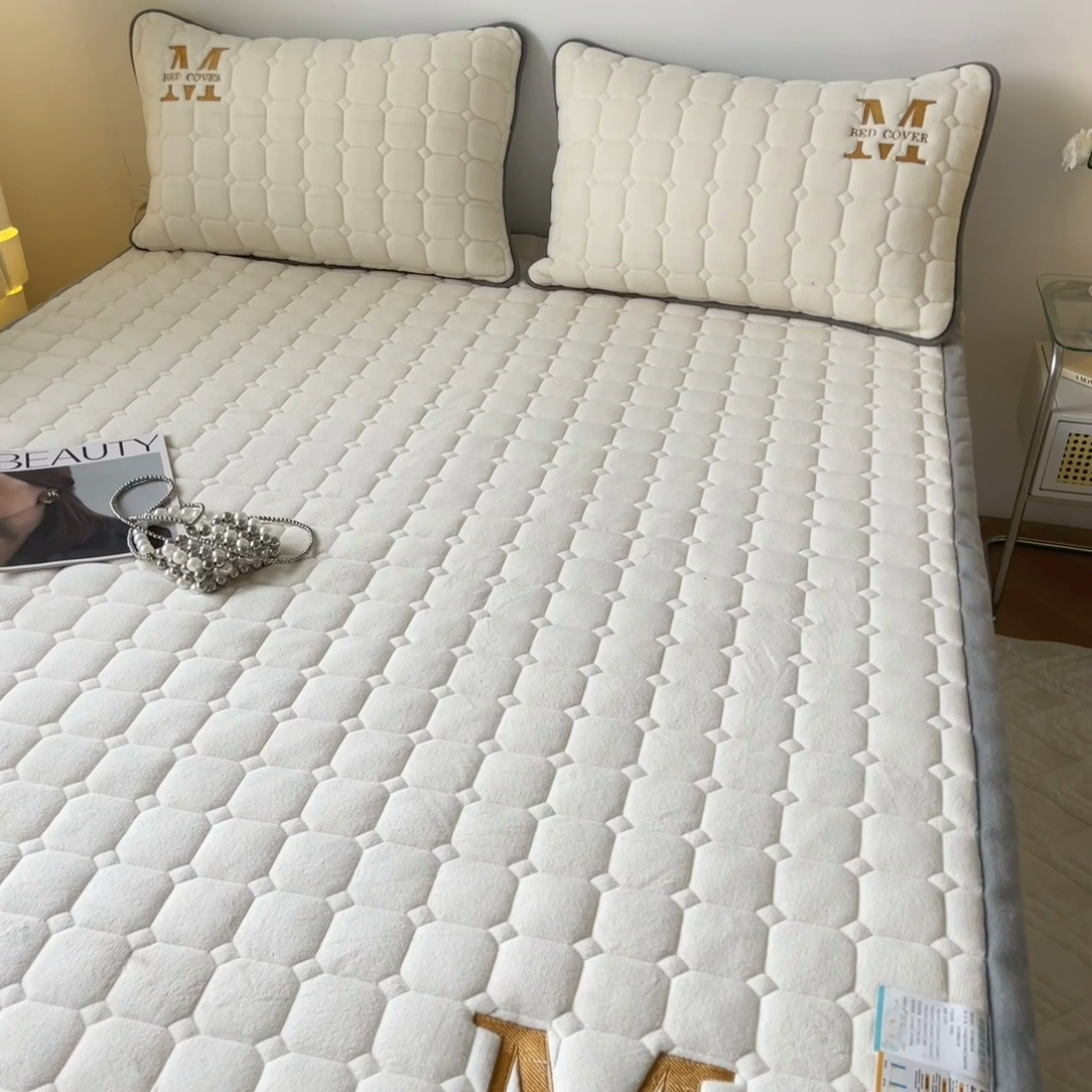 91家纺网 家纺一手货源 找家纺 慕尚家纺 2025新款牛奶绒夹棉宽边工艺系列床笠三件套-吉米 床笠吉米-象牙白