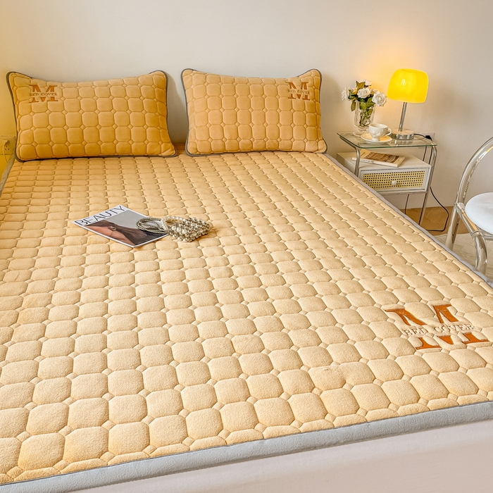 91家纺网 家纺一手货源 找家纺 慕尚家纺 2025新款牛奶绒夹棉宽边工艺系列床垫三件套-吉米 床垫吉米-深姜黄