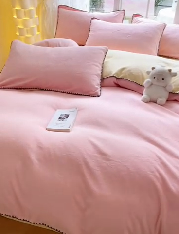 91家纺网 家纺一手货源 找家纺 眠帛 2023新款纯色混搭牛奶绒贝壳边保暖四件套 奶油粉奶黄