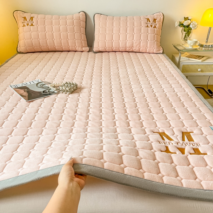 91家纺网 家纺一手货源 找家纺 慕尚家纺 2025新款牛奶绒夹棉宽边工艺系列床垫三件套-吉米 床垫吉米-嫩粉