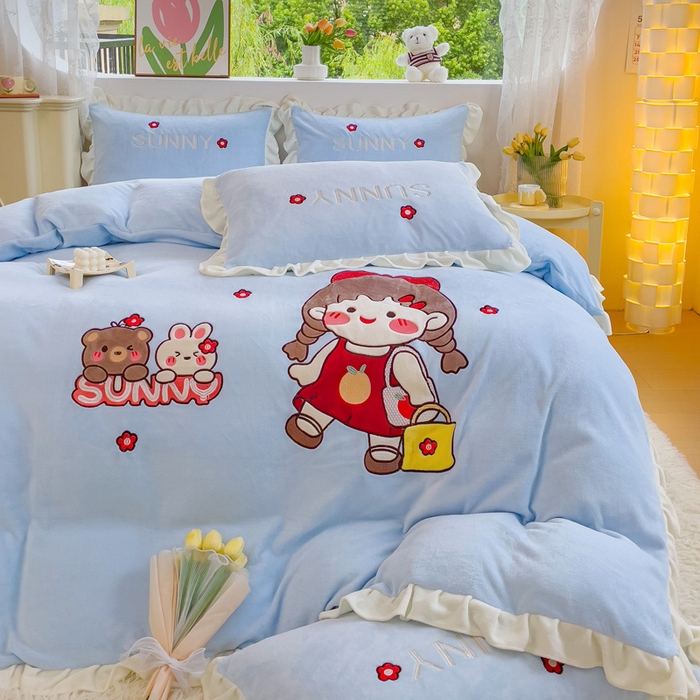 91家纺网 家纺一手货源 找家纺 宜家坊 2023秋冬新款A类全消光230克韩版牛奶绒贴布绣卡通款四件套--梦幻女孩 梦幻女孩-天空蓝