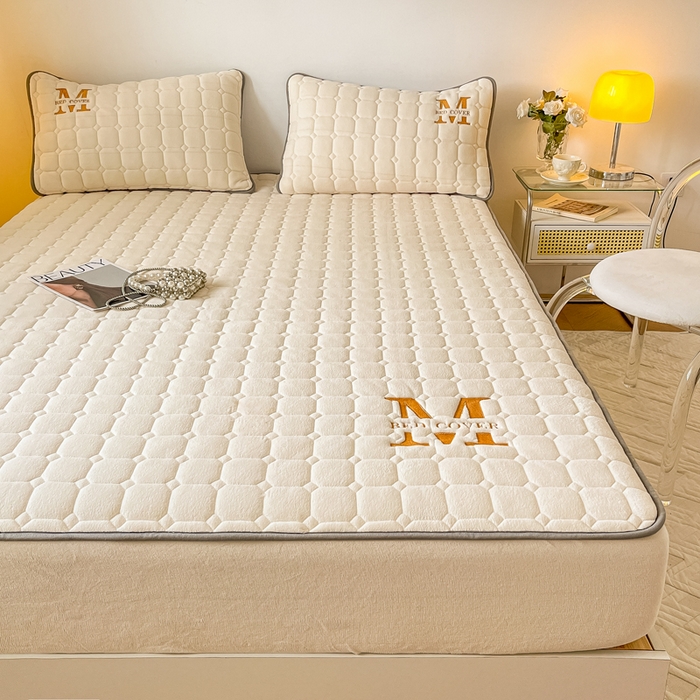 91家纺网 家纺一手货源 找家纺 慕尚家纺 2025新款牛奶绒夹棉宽边工艺系列床笠三件套-吉米 床笠吉米-象牙白