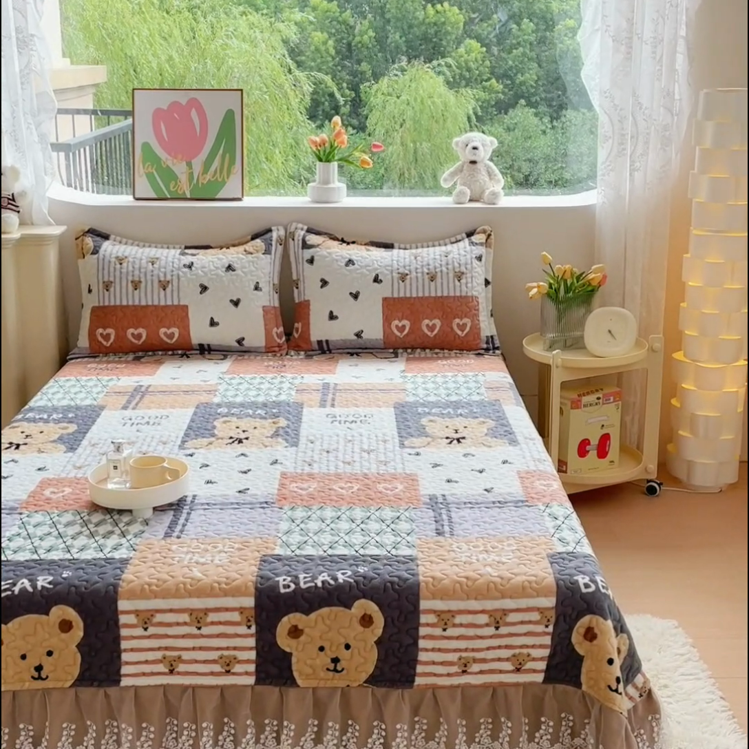 91家纺网 家纺一手货源 找家纺 雅眠居 2023新款直播爆款牛奶绒双层蕾丝床盖夹棉床裙款 格调熊