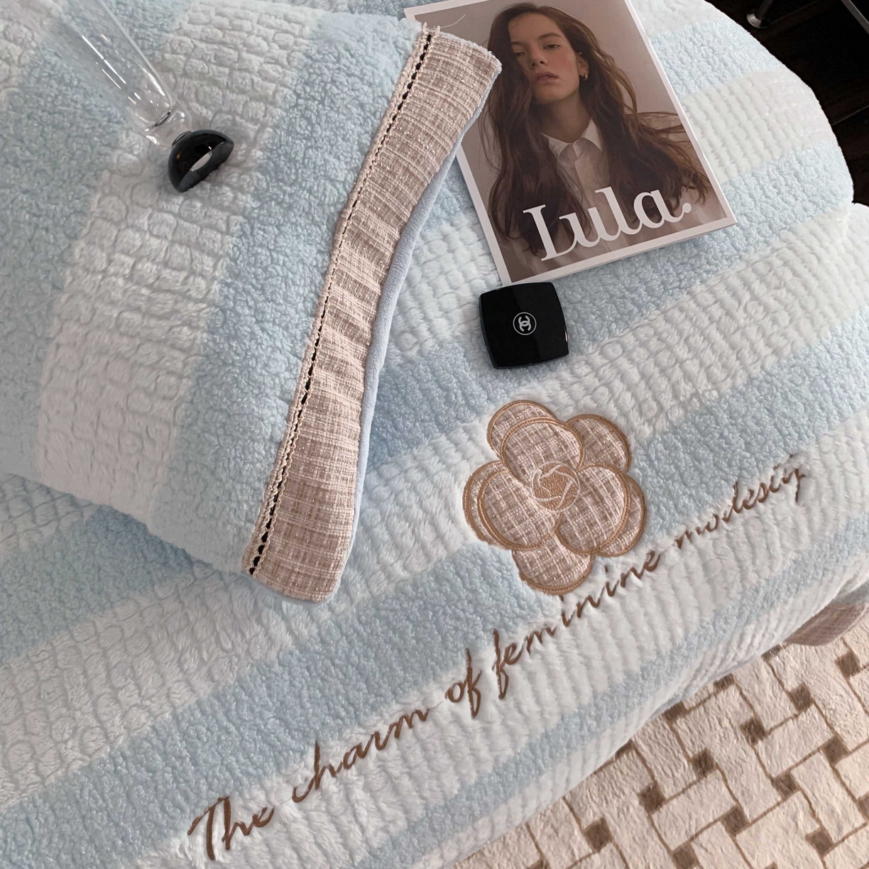 91家纺网 家纺一手货源 找家纺 蜜柚 2024新款牛奶绒兔绒月亮绒高克重山茶花小香风贴布绣四件套 山茶花之恋-水蓝