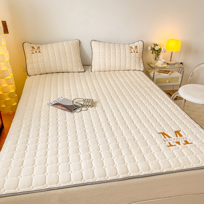 91家纺网 家纺一手货源 找家纺 慕尚家纺 2025新款牛奶绒夹棉宽边工艺系列床笠三件套-吉米 床笠吉米-象牙白