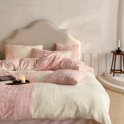 91家纺网 家纺一手货源 找家纺 潘朵拉 2023新款兔毛四宫格极有家小红书风格拼色牛奶绒四件套 梵希（粉）